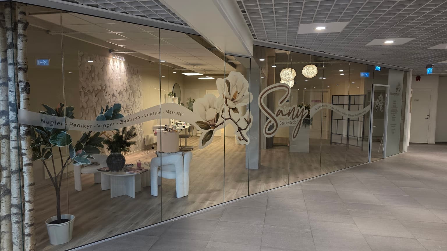 Inngang fra sandalsgården til beauty studio